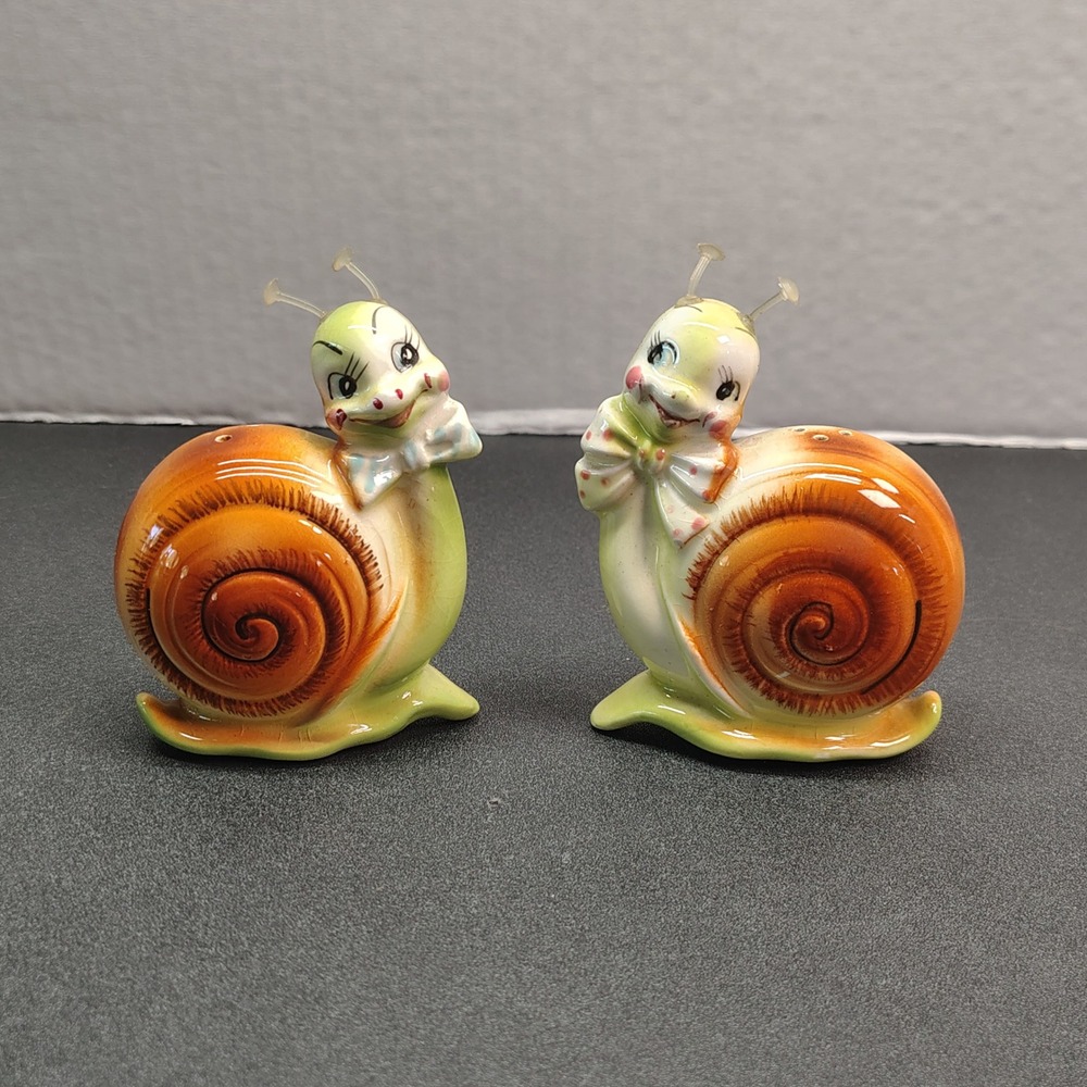 Enesco Anthromorphic snails Salt & Pepper Shakers Vintage Ceramic Snail Set